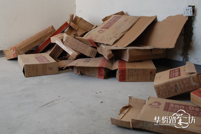 天天如流水般淌过,我的小屋也随着师傅们的精心培育,在慢慢茁壮成长。今天是13年8月8日,采撷几个片段,报道现场情况。 红色的色带代表水路,电路的排线及走向,师傅专业的让我无话可说。 防水试验是24小时标准,今早就到期了,明早可就是48小时了。师傅啊,你在炫技术吗? 阳台砖铺贴好后,师傅所做的养护,很职业。 使用完磁砖的空盒子集中放置了,如果把它交给收废师傅,便可以发挥余热,好管家一枚。 晒晒我漂亮的阳台地板,能看出是磁砖吗?谢谢师傅用双手创造出的美好。 任何时间,只要师傅们不在场,空开永远都是
