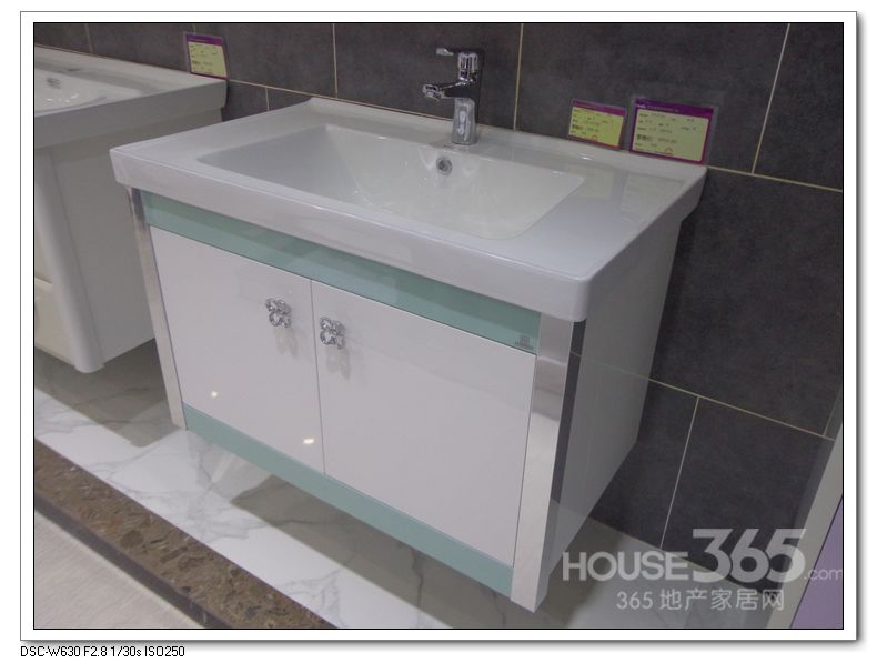 作者: 三六五家居情报员 时间: 11-11-2013 14:02 品牌简介: 申鹭达股份有限公司始于2009年,具有三十多年的卫浴设备生产经验,致力于创造更精致、舒适的卫浴产品,为全球家庭提供环保、节能及人性化的厨卫体验。 作为民族卫浴行业的旗舰品牌,申鹭达一直以引领民族卫浴企业发展为己任,以振兴民族卫浴产业为目标,以丰富民族卫浴文化为追求,探索着一条具有中华民族特色的卫浴企业发展道路。30几年来,申鹭达始终坚持根植民族文化,从企业文化、产品设计、技术创新等方面诠释博大精深的中国文化。同时,申鹭达也
