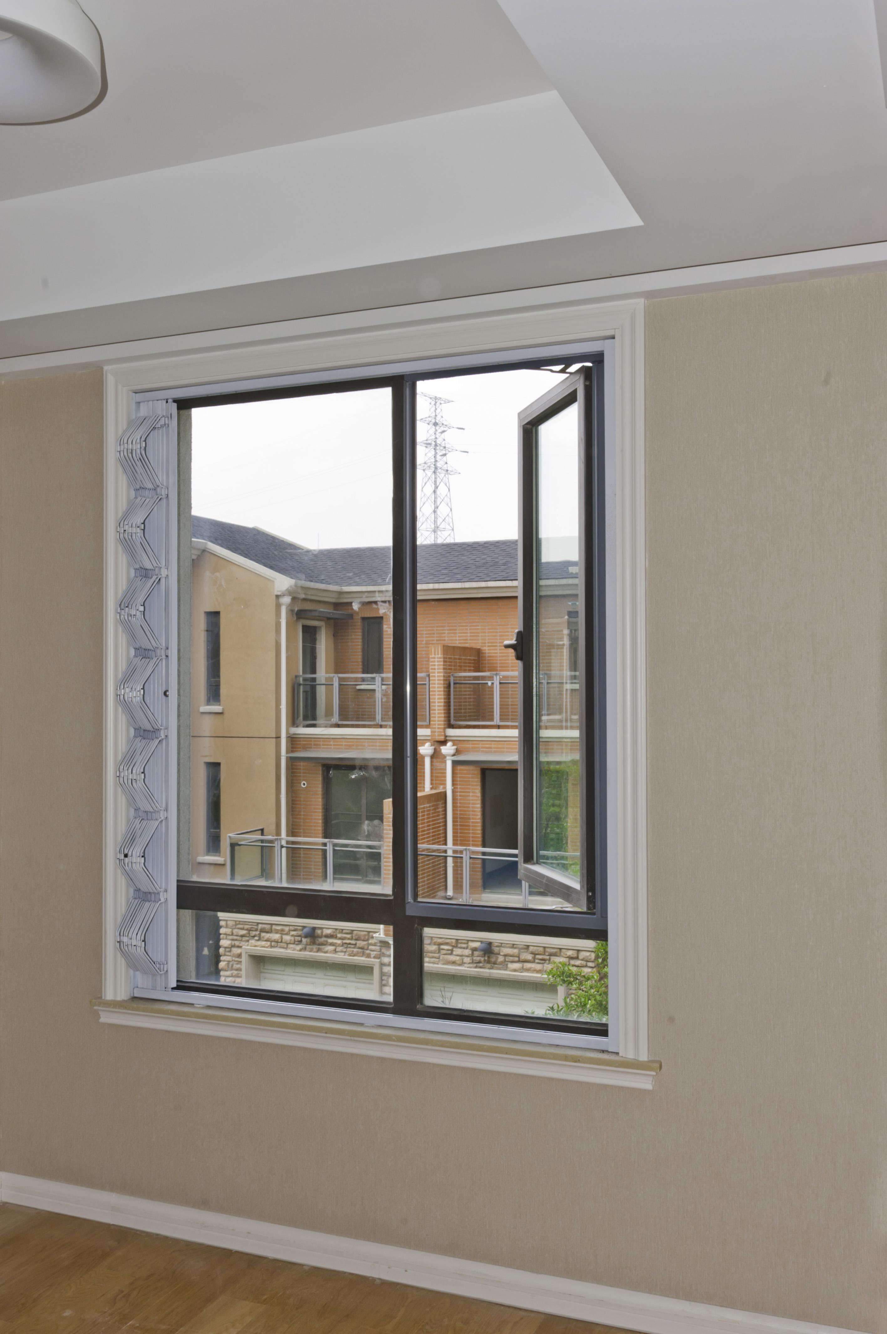 东7-1单元的防盗窗装在墙面外面 ?物业是不是失责了?