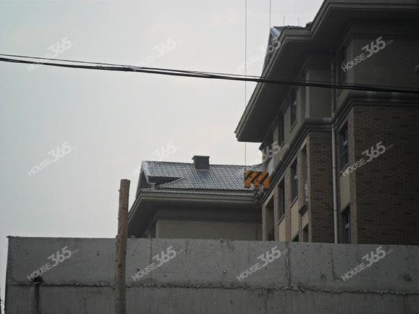 来仔细看看上面的屋顶 起脊的房顶基本不会漏水的